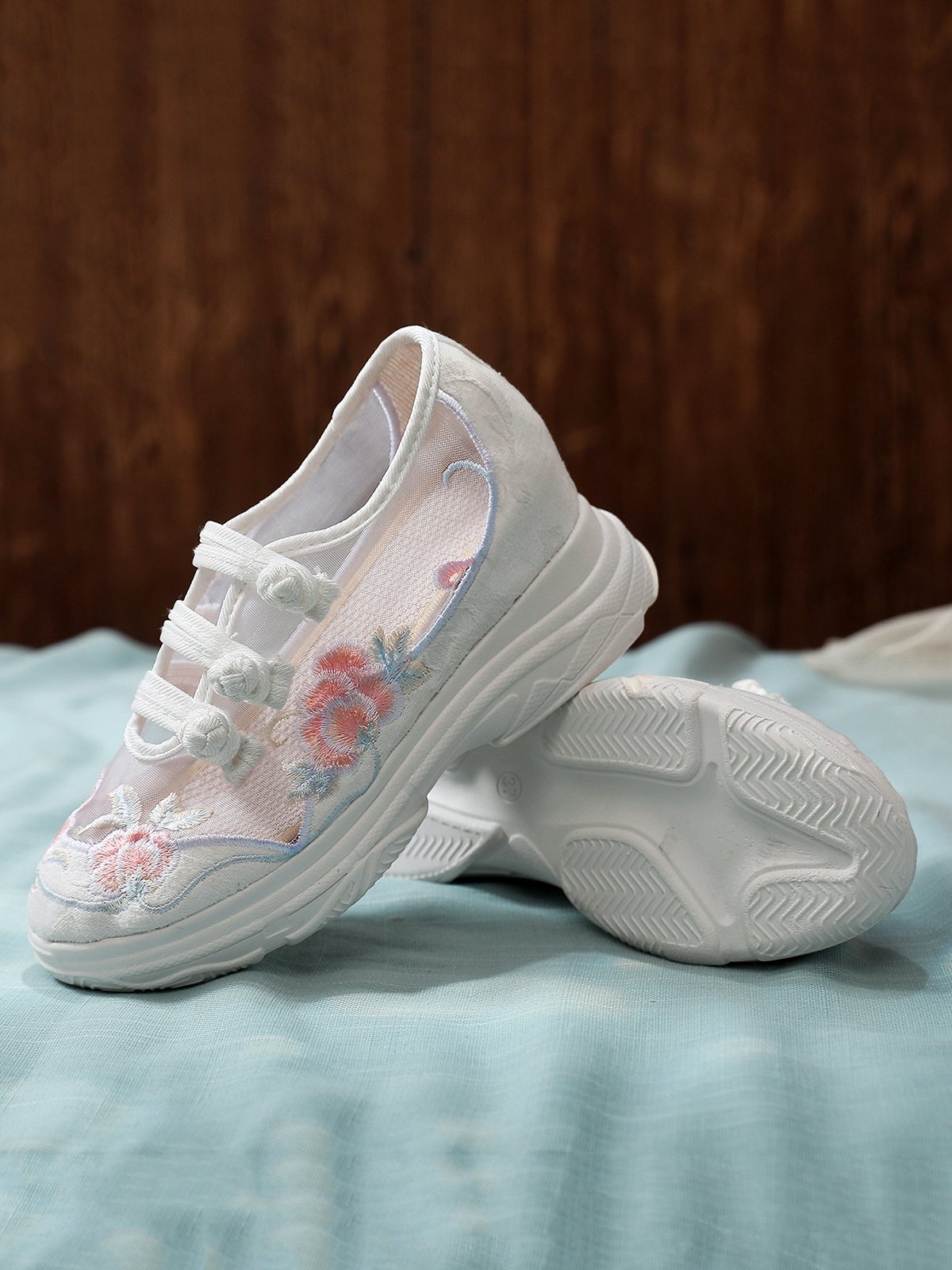 Breathable Mesh Floral Embroidery Casual Shoes